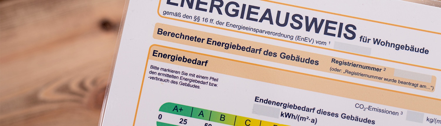 Energieausweis auf dem Schreibtisch